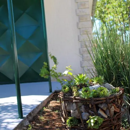 Casa de Férias Mediterranean Olive Waterfallskrka-croatia